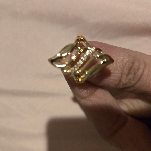 21kgp Dubai Jewelry -Gold Geometric Split Band Ring with Emerald-Cut Stone - Picture 5 of 7